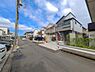 外観：前面道路を含めた現地写真です。
