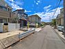 外観：前面道路を含めた現地写真です。