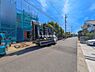 外観：前面道路を含めた現地写真です。