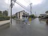 外観：前面道路を含めた現地写真です。
