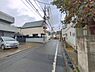 外観：前面道路を含めた現地写真です。