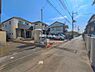外観：前面道路を含めた現地写真です。