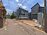 外観：前面道路を含めた現地写真です。