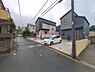 外観：前面道路を含めた現地写真です。