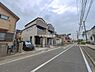 外観：前面道路を含めた現地写真です。