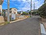 外観：前面道路を含めた現地写真です。
