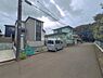 外観：前面道路を含めた現地写真です。