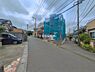 外観：前面道路を含めた現地写真です。