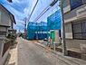 外観：前面道路を含めた現地写真です。