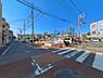 外観：前面道路を含めた現地写真です。
