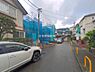外観：前面道路を含めた現地写真です。