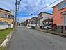 外観：前面道路を含めた現地写真です。