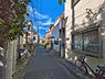 外観：前面道路を含めた現地写真です。