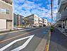 外観：前面道路を含めた現地写真です。
