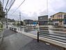 外観：前面道路を含めた現地写真です。