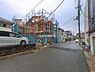 外観：前面道路を含めた現地写真です。