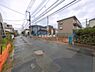 外観：前面道路を含めた現地写真です。