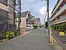 外観：前面道路を含めた現地写真です。