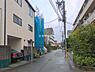 外観：前面道路を含めた現地写真です。