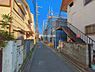 外観：前面道路を含めた現地写真です。