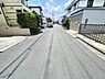 外観：前面道路を含めた現地写真です。