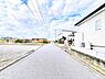 外観：前面道路を含めた現地写真です。