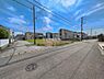 外観：前面道路を含めた現地写真です。