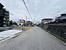 外観：前面道路を含めた現地写真です。