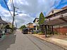 外観：前面道路を含めた現地写真です。