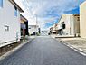 外観：前面道路を含めた現地写真です。