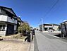 外観：前面道路を含めた現地写真です。ぜひ周辺環境も併せてご覧ください。