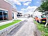 外観：前面道路を含めた現地写真です。ぜひ周辺環境も併せてご覧ください。