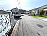 外観：前面道路です。住宅地につき落ち着いた新生活を始められそうです。