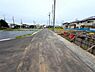 外観：前面道路を含めた現地写真です。