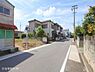 外観：前面道路を含めた現地写真です。