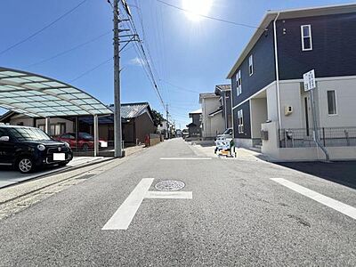 外観：前面道路を含めた現地写真です。