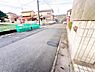 外観：前面道路を含めた現地写真です。