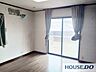 リビング/ダイニング：大きな掃き出し窓から外の光が入る、のびやかなLDKです。