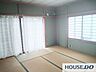室内：大きな窓が付いた畳敷きの和室です。客間や趣味の部屋に使えます。