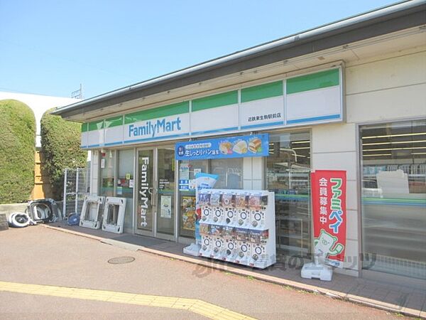 画像19:ファミリーマート　近鉄東生駒駅前店まで300メートル