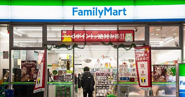 画像26:【コンビニエンスストア】ファミリーマート 阪急総持寺駅前店まで534ｍ