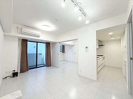 室内/ホワイト基調で統一された室内、タイル調フローリングがおしゃれな毎日を演出