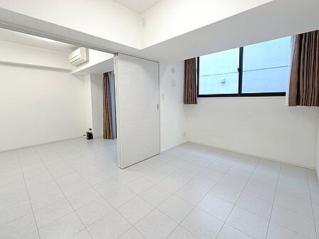 洋室/リビングとつながる洋室は間仕切扉を使用すれば独立したお部屋としても使えます。