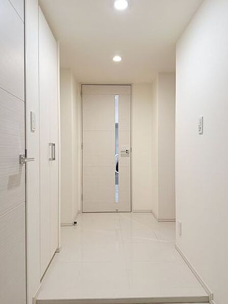 玄関ホール/ホワイト基調で統一された上質な空間がお出迎え ※リフォーム後のイメージ画像です。リフォームには別途費用がかかります。
