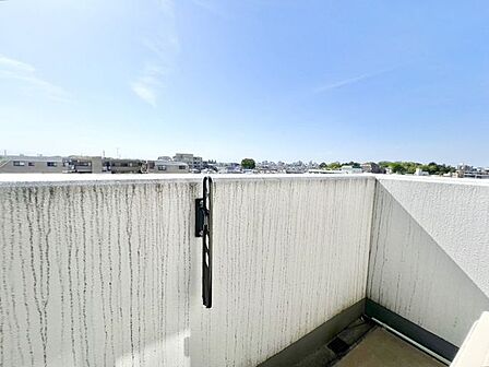 前面眺望は抜けており、開放感あるバルコニー。遠くまで抜ける眺望をお楽しみいただけます。