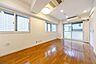 洋室：角部屋につき、2面採光で明るいお部屋。ダウンライトもあり、お洒落な空間です。