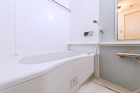 【浴室】一日の疲れを癒す浴室。浴室乾燥機付きで雨の日でもお洗濯が出来ます。暖房機能も嬉しいですね。