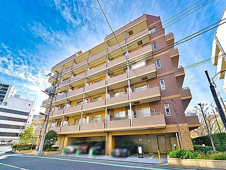 ゲンスラー社が外観・共用部のデザイン監修を手掛けた、高級感のあるデザイナーズマンションです。