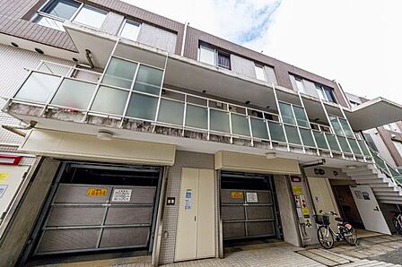 【外観】車の進入路にはリモコンで手軽に開閉のできるオートゲートを採用。オートロックとともに防犯性を高めます。