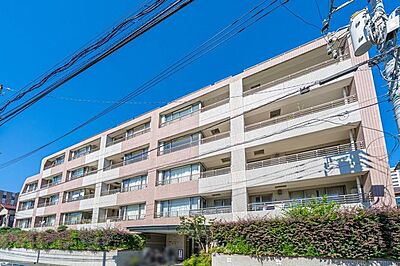 外観：重厚感のあるタイル張りのマンションです。